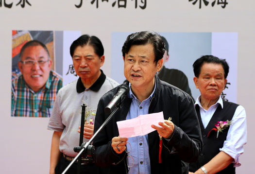 湖南省人大常委会原副主任罗海藩宣布展览开幕.